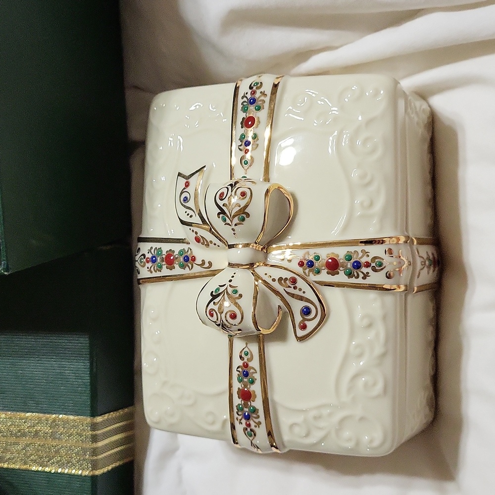 Lenox musical jewelry box, OS, Christmas colors